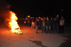 Elektrik kesintilerini ateş yakarak protesto ettiler