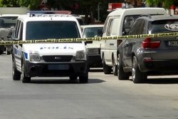 Valilik önüne bırakılan şüpheli çanta polisi alarma geçirdi