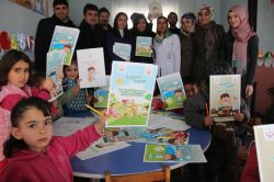 Vanlı miniklere boyama kitapları dağıtıldı