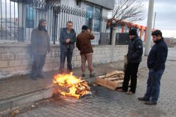 Paralarını alamayan işçilerden tepki