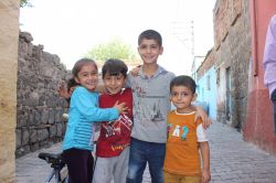 Küçük bedenleriyle mülteci oldular