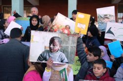 Suriyeli sığınmacılar Rusya’nın okul saldırılarını protesto etti