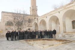 Gençler meleklerin şahit olduğu namazda buluştu