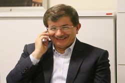 Davutoğlu, Gaziantepli yardımsever amcayı arayarak tebrik etti