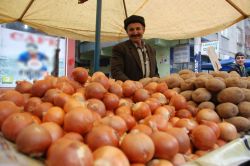 Kuru soğan fiyatlarındaki artışa pazarcı esnafından tepki
