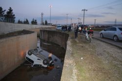 Bariyersiz İluh Deresine bir araç uçtu: 2 yaralı