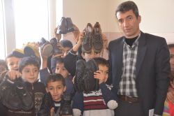 Hayırseverlerden öğrencilere ayakkabı yardımı