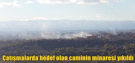 Çatışmalarda hedef olan caminin minaresi yıkıldı