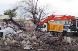 Çınar’da bombalı saldırı sonucu oluşan en kaz kaldırılıyor-video-foto