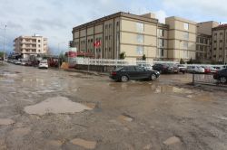 Kahta Devlet Hastanesinin girişi çamurdan geçilmiyor