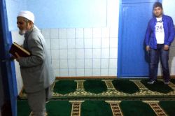 Atılan biber gazı camiye isabet etti