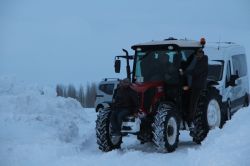 Bir aylık bebeği traktörle hastaneye götürdüler