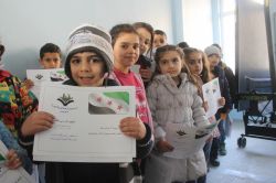 Suriyeli ve Iraklı öğrenciler de karne sevinci yaşadı