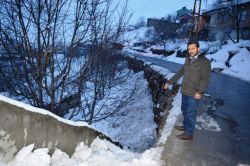 Temizlenen kar halkın bahçelerine dökülüyor