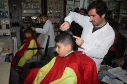 Kızıltepeli kuaför başarılı öğrencileri bedava tıraş etti