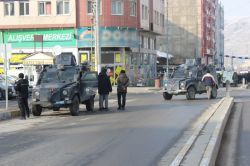 Van’da Beşyol Bulvarı Defterdarlık Caddesi üzerinde şüpheli pakette tandır ekmeği çıktı video