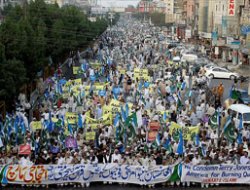 Pakistan Halkı Kur'an İçin Sokağa Döküldü