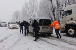 Yoğun kar yağışı ve fırtına ulaşımı olumsuz etkiliyor