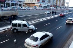 Yoldaki buzlanma kazalara neden oldu