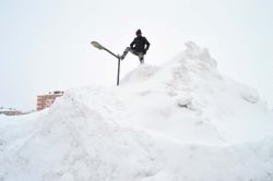 Bitlis’te elektrik direkleri ve araçlar kara gömüldü