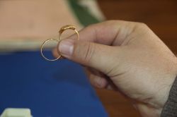 Kız öğrenci yurdu için evlilik yüzüklerini bağışladılar