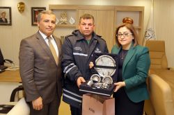 Eksi 2 derecede suya atlayan GASKİ personeli ödüllendirildi