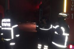 Alev alan trafo az daha araçları yakıyordu