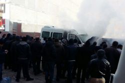 Yakıt deposunu ısıtmaya çalışırken minibüs alev aldı