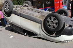 Gasp ettikleri araçla kaçmaya çalışırken kaza yaptılar