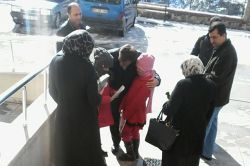 Gümüşhane Belediye Başkanı Siyer Sınavından çıkanlara çikolata ikram etti