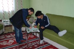 Ayağı kırılınca evinde siyer sınavına girdi