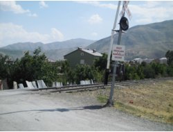 Mahalleden Geçen Tren Yolunun Bariyerleri Çalışmıyor