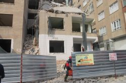 Şanlıurfa Bahçelievler'de yıkım esnasında 1 işçi göçük altında kaldı video