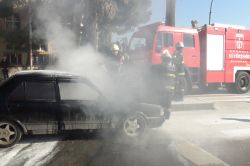 Işıkta bekleyen araç bir anda alev adı