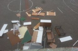 Sopayla okula saldırdı