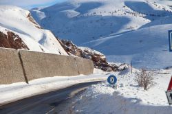 Heyelan sonucu dev kayalıklar yolu kapattı