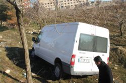 Yoldan çıkan minibüs tarlaya uçtu