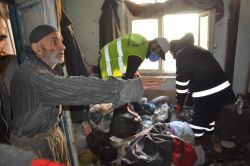 Yaşlı şahsın evinden 5 kamyon çöp çıkarıldı