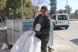 Devlet çöpleri bile fakirlerin ellerinden aldı video