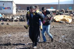 Yol olmadığı için hastalarını sırtlarında taşıyorlar