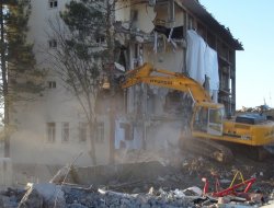 Çınar’daki emniyet binasının yıkımına başlandı-video