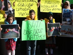 Li Edenê pîrek ji bona ‘Aylan Nemirin’ meş li dar xistin