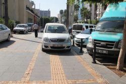 İşgal altındaki engelli yolları engellilerin çilesini artırıyor