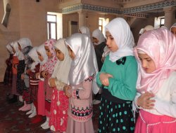 Li Batmanê bi sedan zarok nimêjê hîn bûn