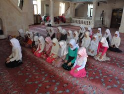 Li Batmanê bi sedan zarok nimêjê hîn bûn