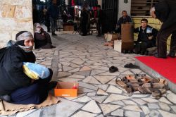 “Dükkânımıza müşteriden çok dilenciler geliyor”