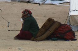 Sınırda bekleyen Suriyeliler kapıların açılmasını istiyor