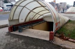 Tinercilerin meskeni olan alt geçit korku saçıyor