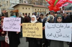 Suriyeliler Rus bombardımanını protesto etti