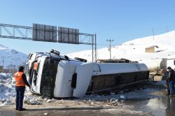 Bitlis’te buzlanma nedeniyle TIR’lar yola devrildi